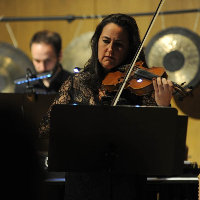 Sue brilliert an der Violine.