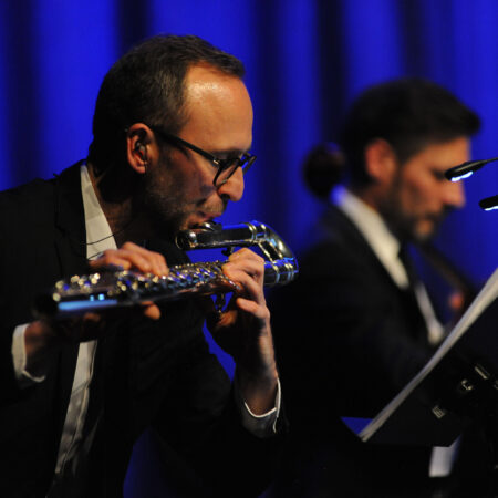 Flötist Daniel an einem seiner zahlreichen Holzblasinstrumente.