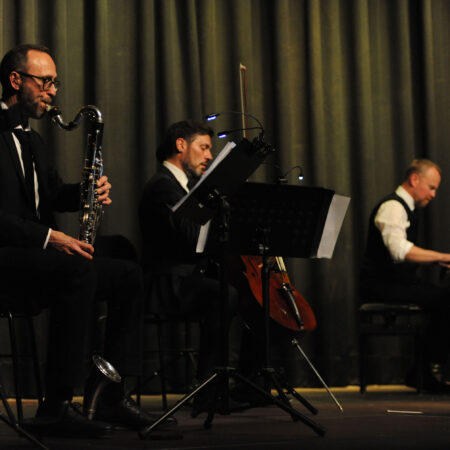 Das Instrumentalisten-Trio ganz andächtig und konzentriert.