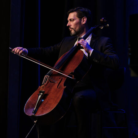 Martin entlockt seinem Cello die wildesten Töne.